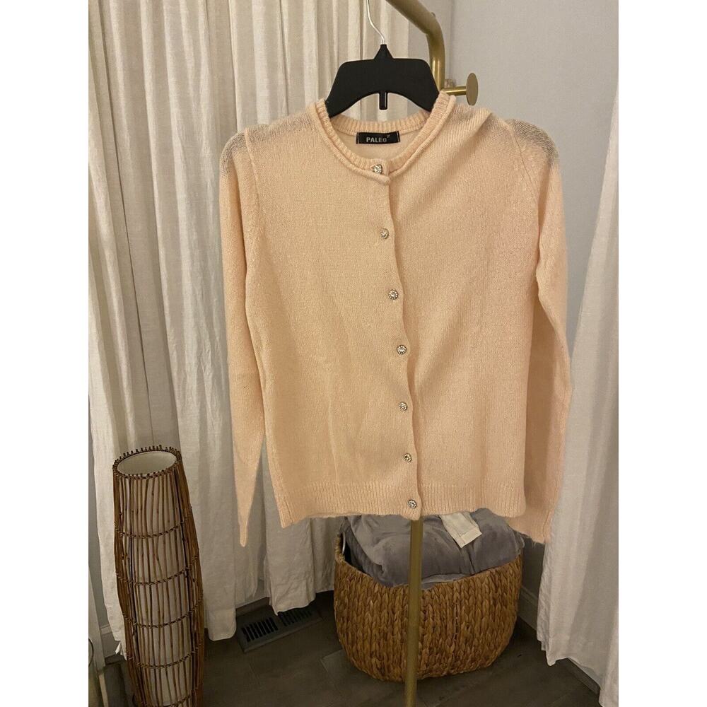 PALEO Ribbed cardigan with jeweled buttons in supersoft yarn. Soft Pink.